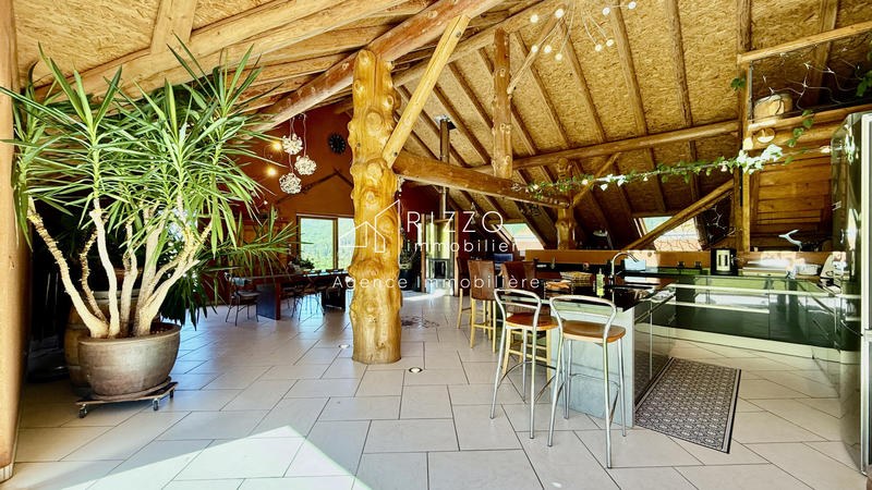 Maison - 303 m² - 8 pièces