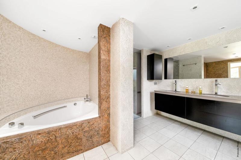 Maison - 402 m² - 9 pièces