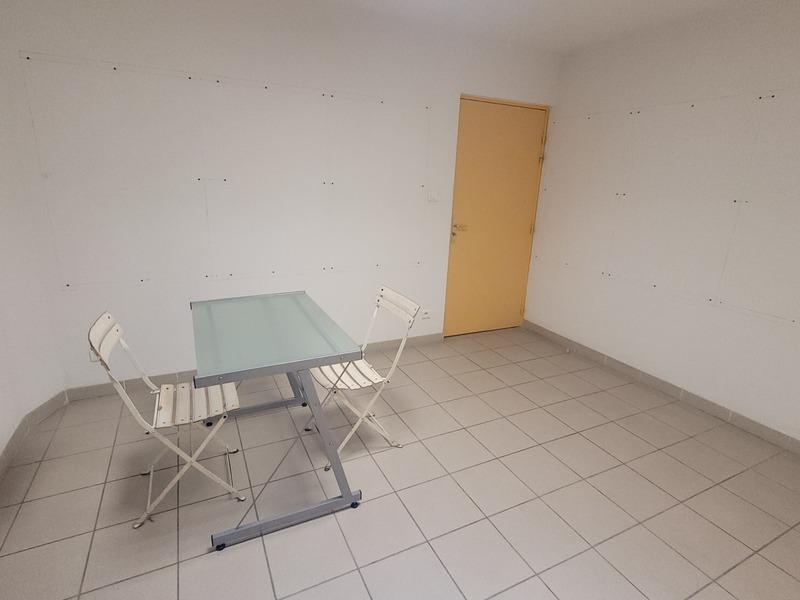 Local d'activité / Entrepôt - 27 m² - 5 pièces