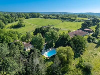 Propriété - 162 m² - 8 pièces