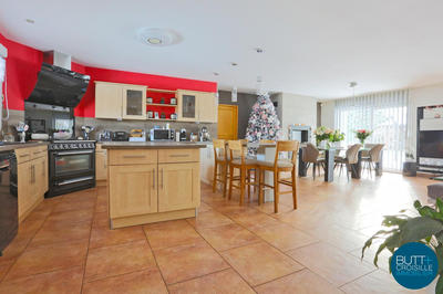 Maison - 212 m² - 6 pièces