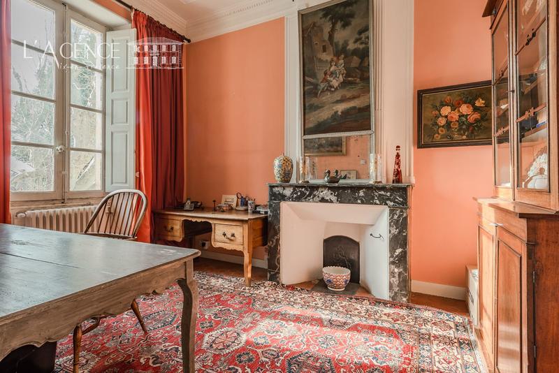 Maison - 1 100 m² - 18 pièces