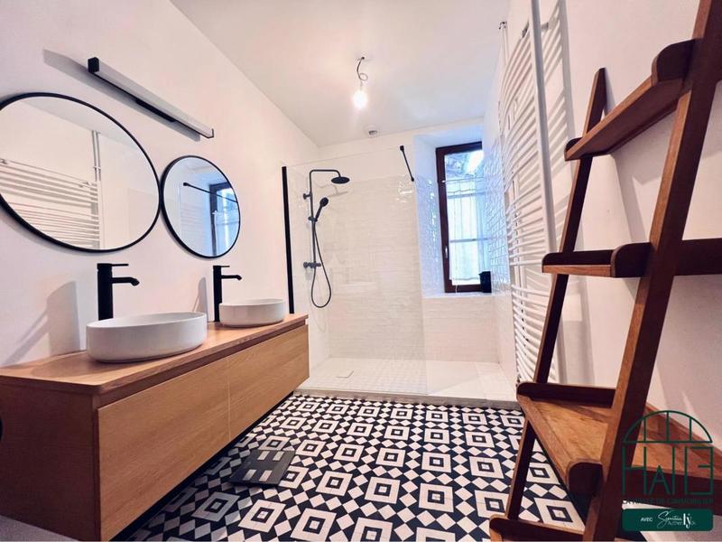 Maison - 311 m² - 9 pièces