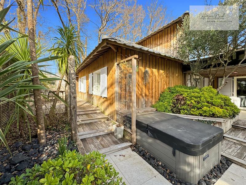 Maison - 217 m² - 7 pièces