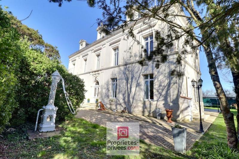 Demeure - 380 m² - 13 pièces