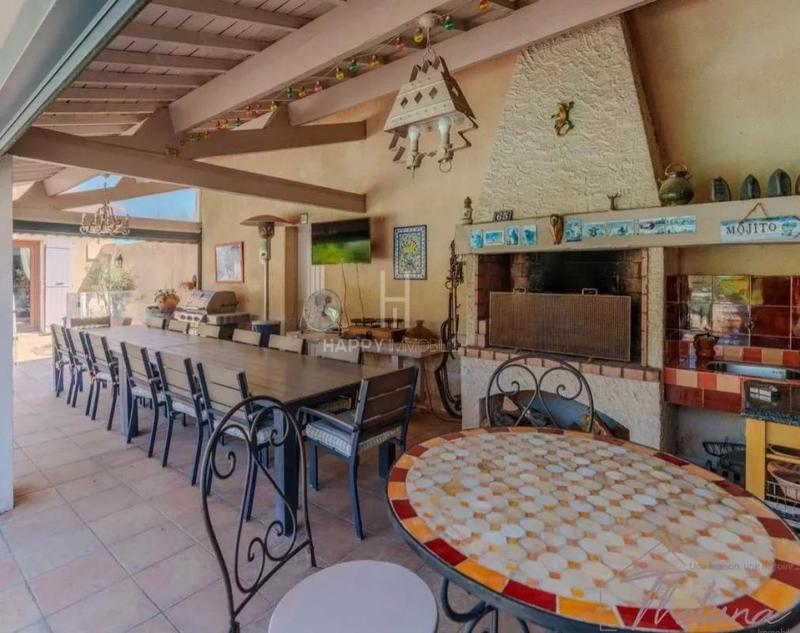 Propriété - 302 m² - 9 pièces