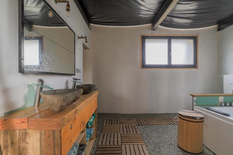 Maison - 250 m² - 7 pièces