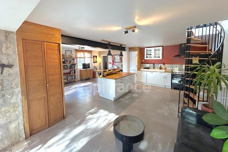 Maison - 196 m² - 7 pièces