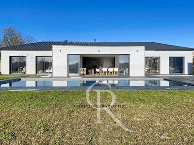 Maison - 277 m² - 5 pièces