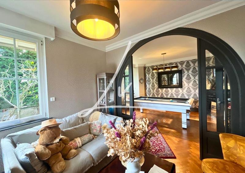 Maison - 185 m² - 8 pièces