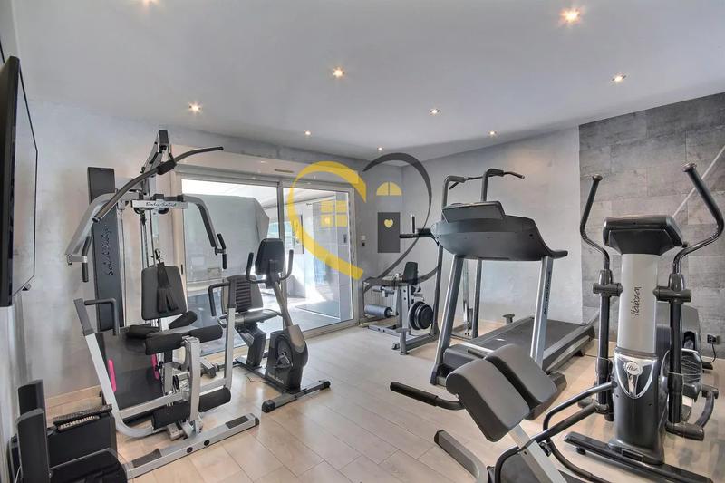 Maison - 300 m² - 11 pièces