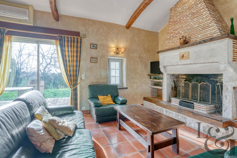 Maison - 1 600 m² - 40 pièces