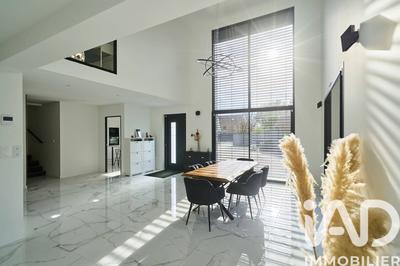 Maison - 210 m² - 6 pièces