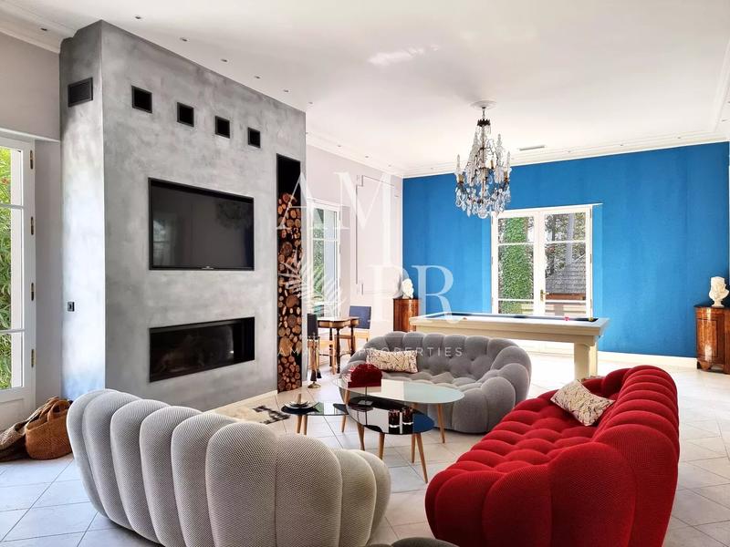 Maison - 370 m² - 8 pièces