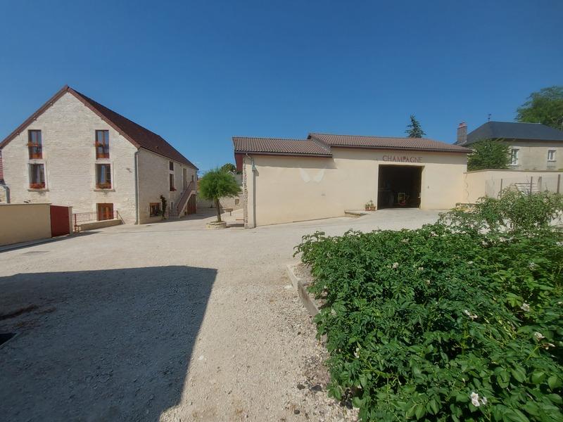 Maison traditionnelle - 262 m² - 6 pièces