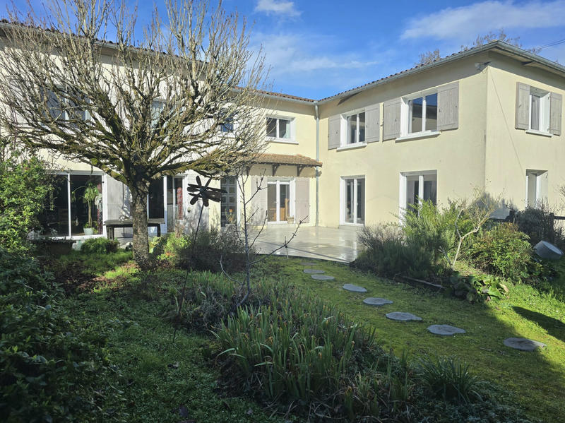 Maison - 254 m² - 8 pièces