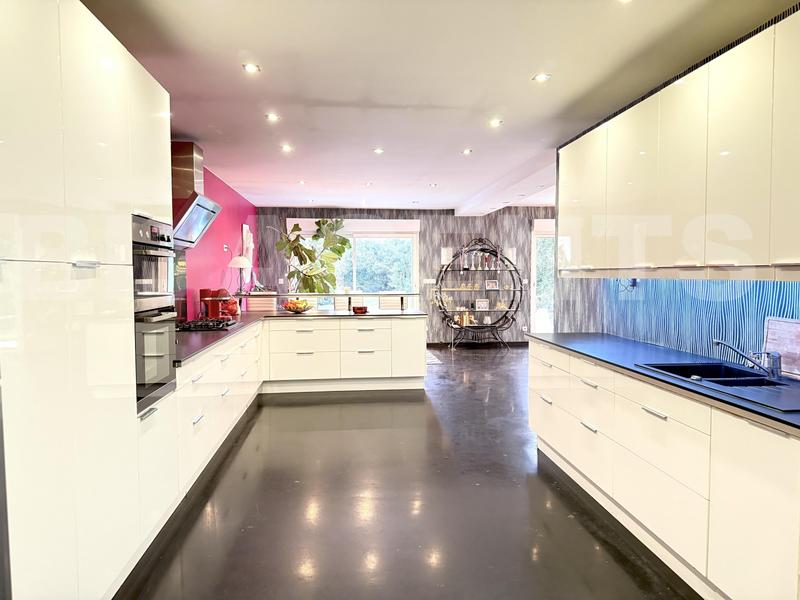 Maison - 215 m² - 6 pièces