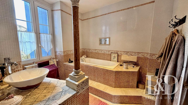 Bastide - 1 400 m² - 38 pièces