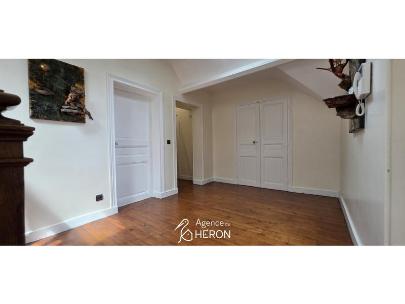 Maison - 240 m² - 9 pièces