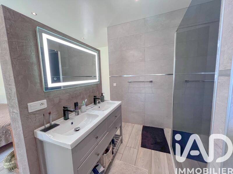 Maison - 240 m² - 7 pièces