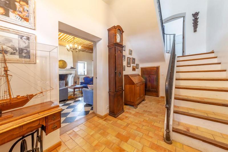 Propriété - 341 m² - 9 pièces