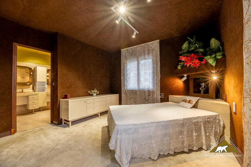 Maison - 300 m² - 8 pièces