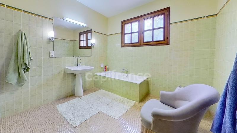 Maison - 235 m² - 8 pièces