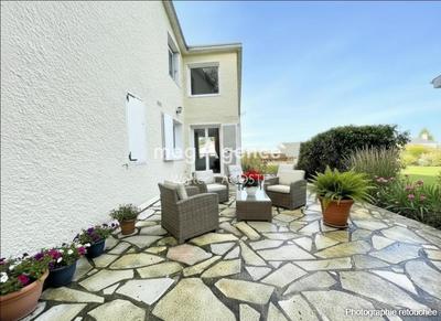 Maison traditionnelle - 149 m² - 6 pièces