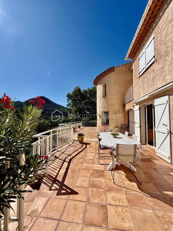 Maison - 240 m² - 6 pièces