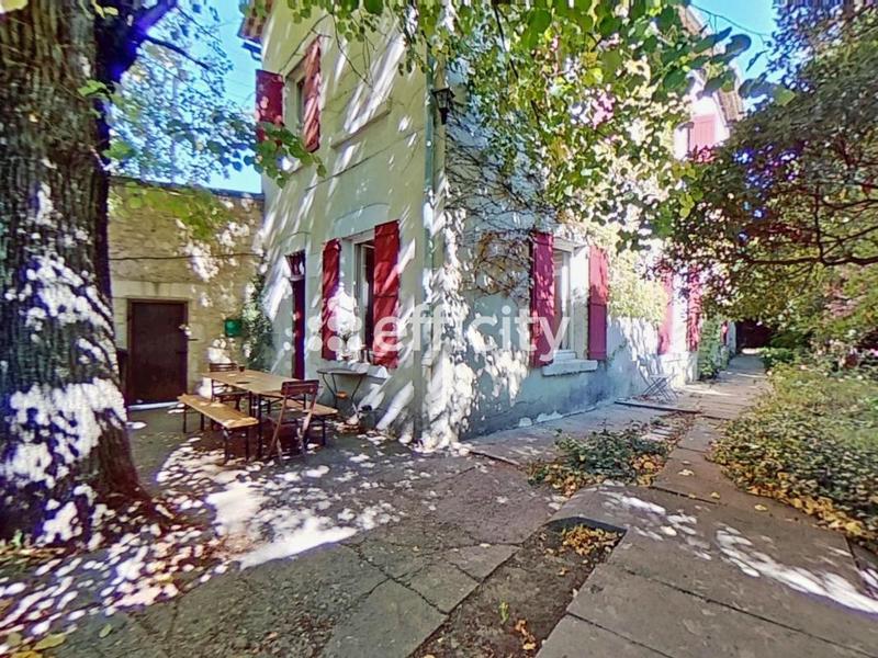 Maison - 200 m² - 6 pièces