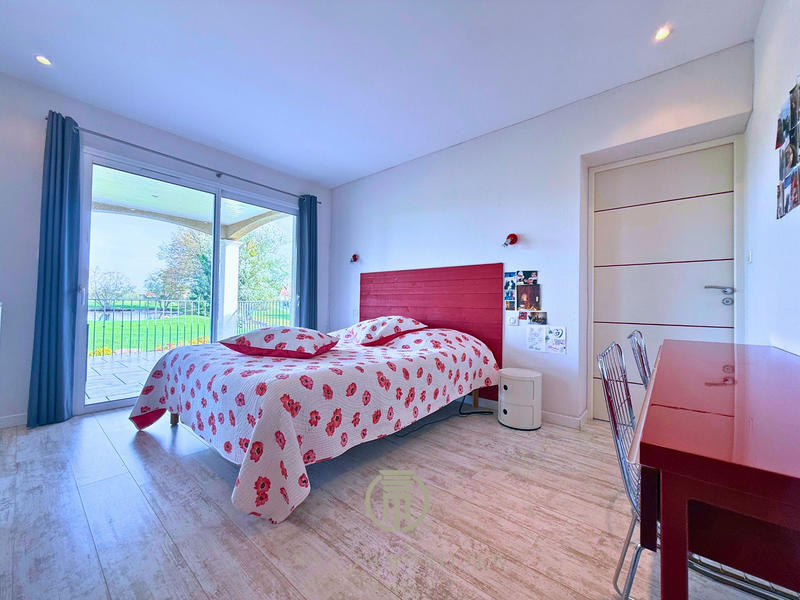 Maison - 276 m² - 9 pièces