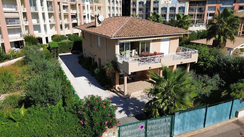 Villa - 243 m² - 9 pièces
