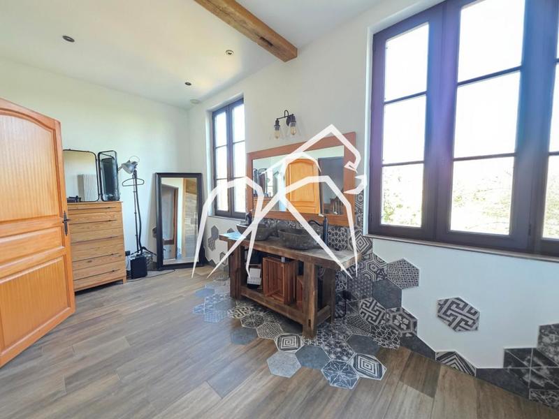 Maison ancienne - 323 m² - 8 pièces