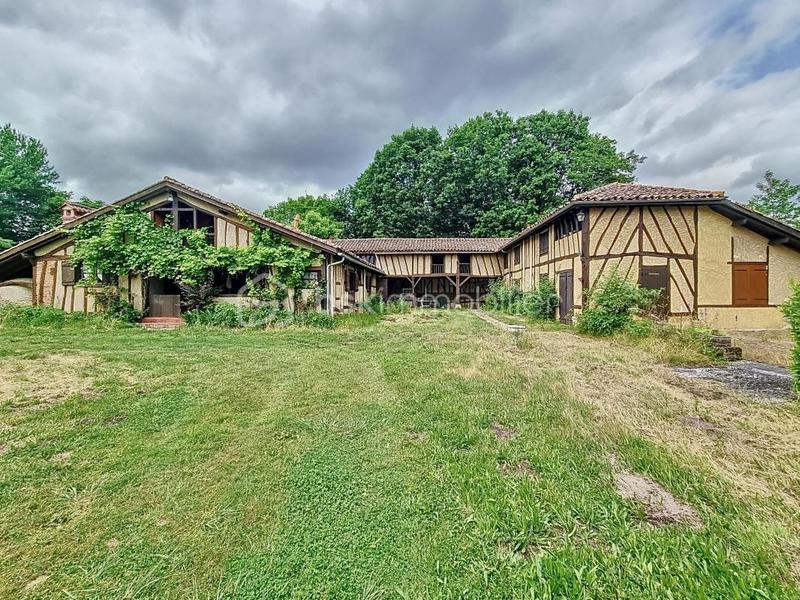 Corps de ferme - 320 m² - 10 pièces