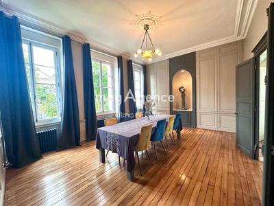 Maison - 285 m² - 8 pièces