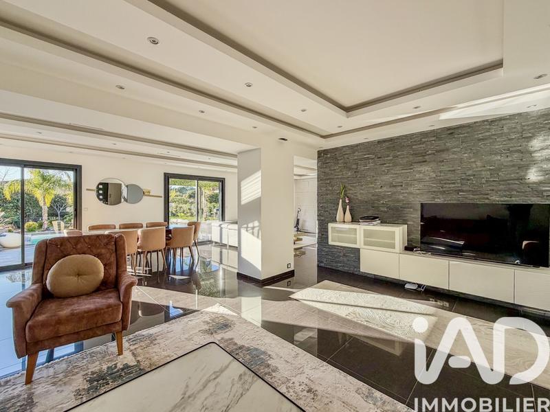 Maison - 285 m² - 10 pièces