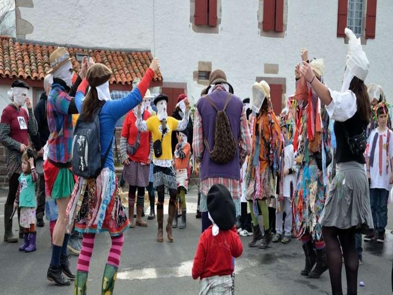 Libertimendua : carnaval basque : défilé et spectacle (théâtre, bertsu, musique, danse)