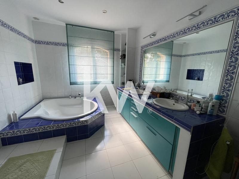 Maison - 217 m² - 7 pièces