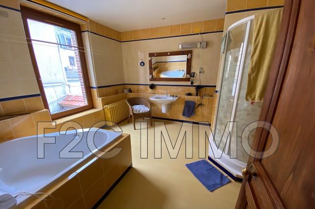 Maison - 260 m² - 12 pièces