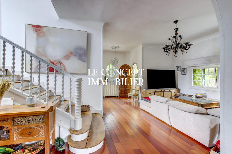 Maison - 303 m² - 10 pièces