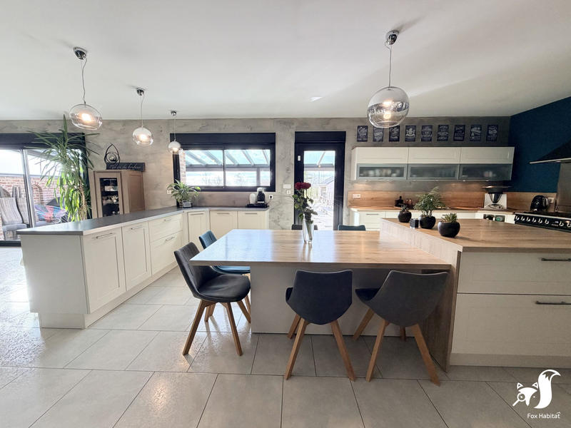 Maison - 214 m² - 6 pièces