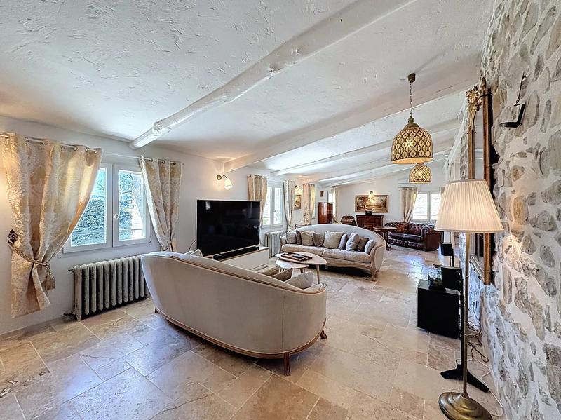 Maison - 397 m² - 8 pièces