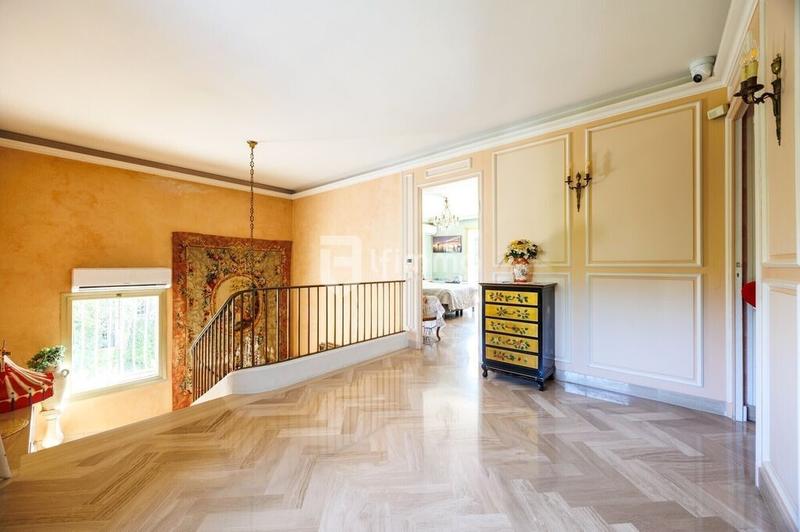 Maison - 260 m² - 6 pièces