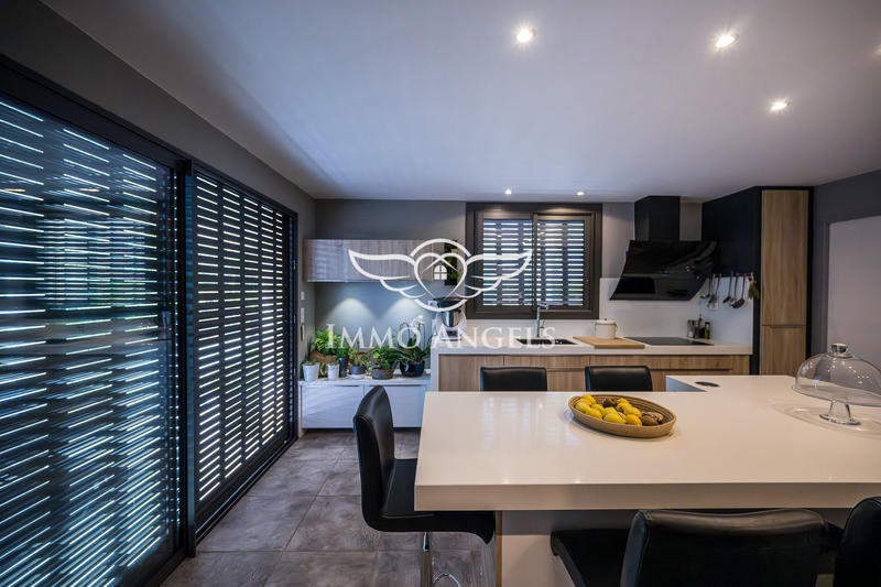 Maison contemporaine - 292 m² - 9 pièces