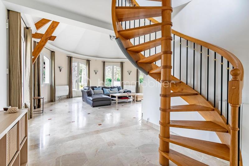 Propriété - 453 m² - 9 pièces