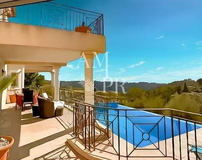 Maison - 250 m² - 6 pièces