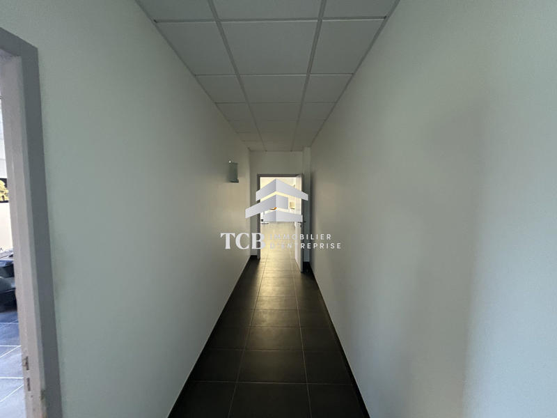 Local d'activités - 607 m²