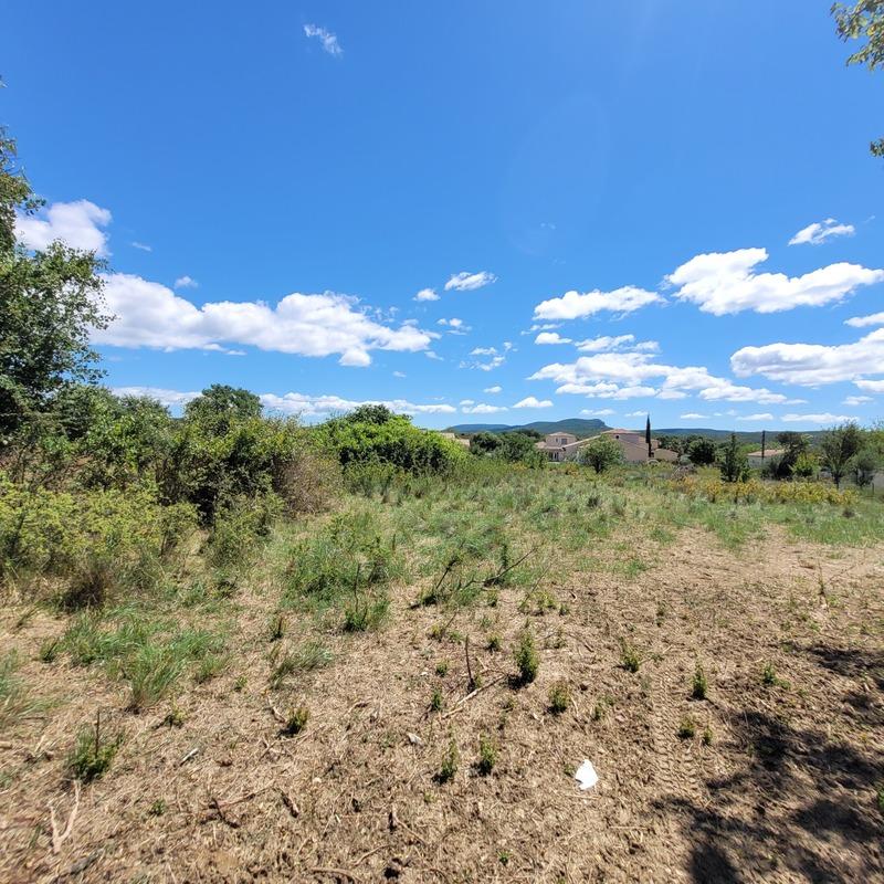 Terrain constructible - 1 075 m²