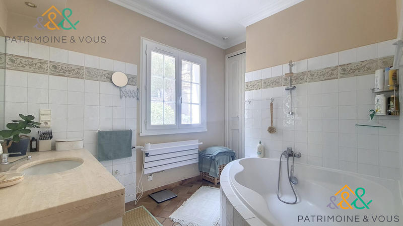 Maison - 250 m² - 8 pièces