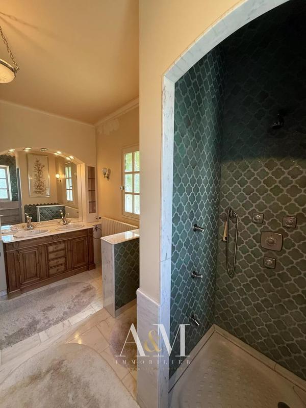 Propriété - 275 m² - 7 pièces